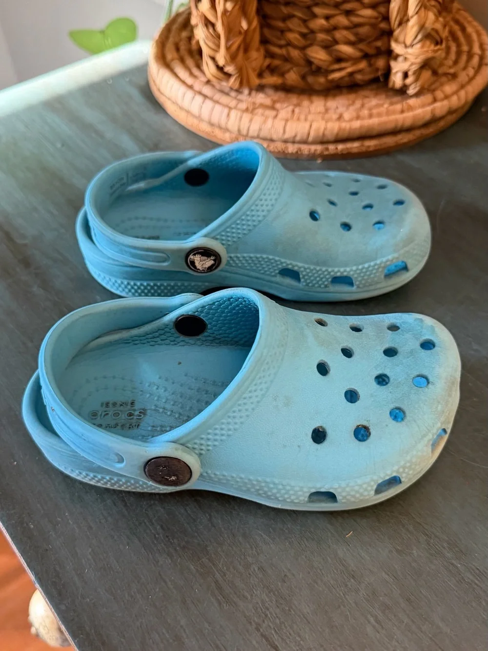 Crocs kids c9 Blue with strap.